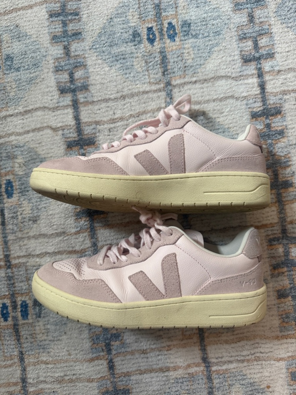 Veja Women's V-90 Pink Sneakers lassi petale